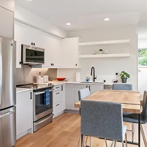  Apartment Modern Two Story Townhouse Near Light Rail United States